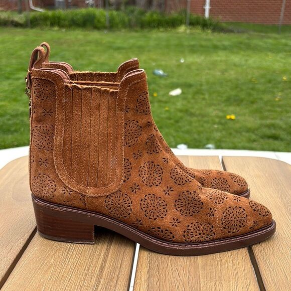 Coach Bowery Chelsea suede leather ankle Boot With Cut floral details size 9 EUC - Picture 1 of 11